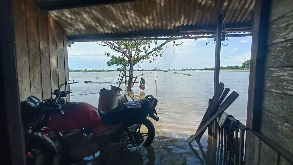 Banjir rob menerjang satu kelurahan di Kecamatan Pantai Lunci, Kabupaten Sukamara, Kalimantan Tengah, Selasa (24/5/2022). 