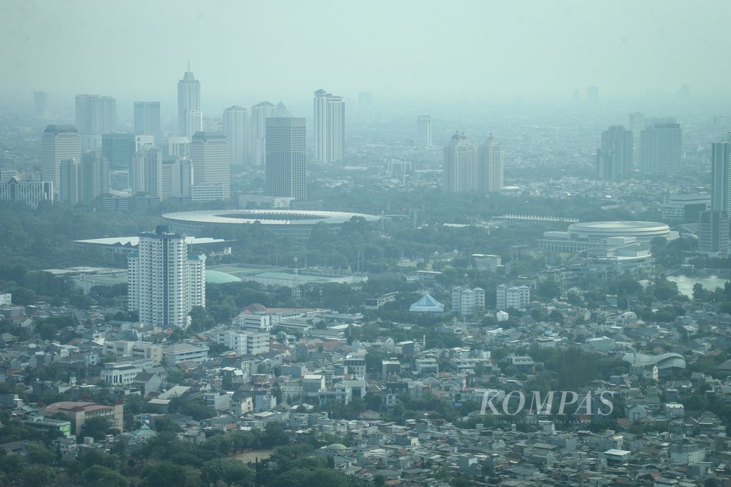 Lanskap gedung pencakar langit dan permukiman yang diselimuti polusi di Jakarta, Sabtu (23/9/2023). Meski berbagai upaya mengurangi polusi udara telah ditempuh Pemerintah Provinsi DKI Jakarta, kualitas udara di Jakarta masih tergolong tidak sehat pada jam-jam tertentu.