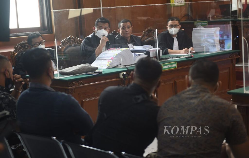 Jaksa penuntut umum bertanya kepada saksi saat sidang lanjutan kasus Tragedi Kanjuruhan yang menghadirkan tiga terdakwa anggota Polri di Pengadilan Negeri (PN) Surabaya, Selasa (31/1/2023).