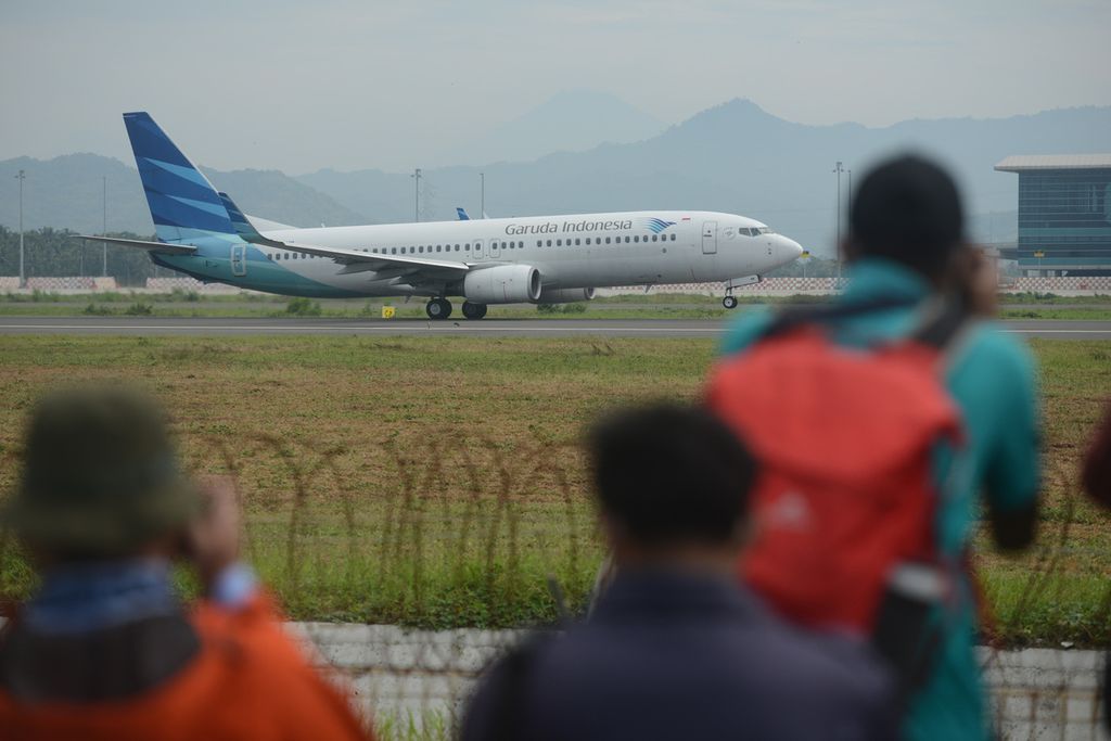 Pesawat Garuda Indonesia terbang dari Bandara Internasional Yogyakarta, Kulon Progo, DI Yogyakarta, Rabu (10/3/2021).