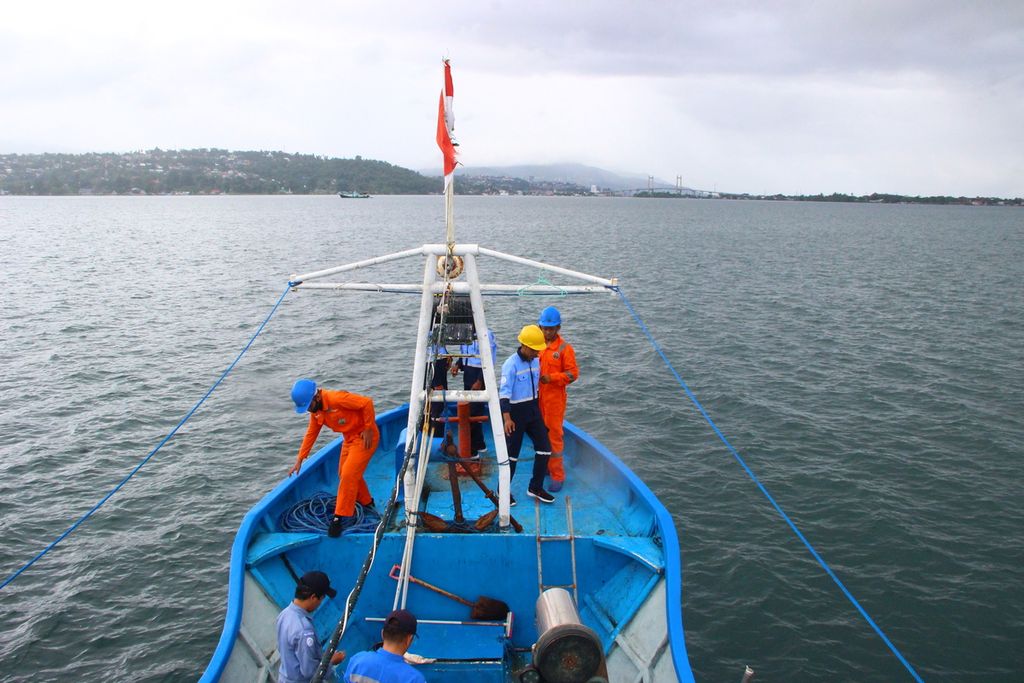 Para siswa Sekolah Usaha Perikanan Menengah Ambon dan taruna Politeknik Kelautan Perikanan Maluku melaut pada Kamis (17/9/2020). Inilah proses mereka ditempa menjadi pelaut kapal ikan yang siap berlayar ke seluruh dunia.