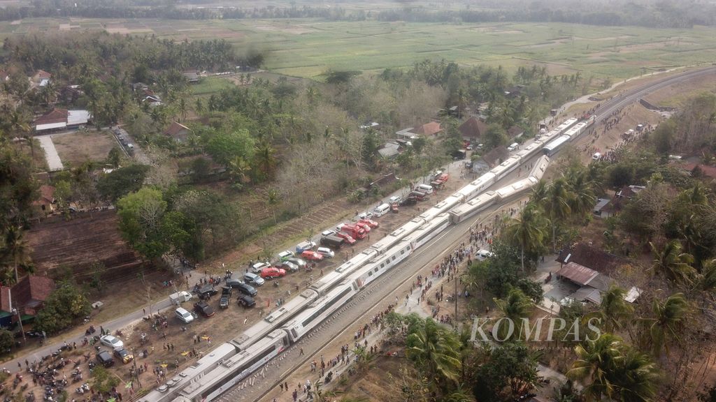 Ilustrasi. Sejumlah gerbong Kereta Api Argo Semeru (kanan) miring setelah rangkaian kereta itu anjlok di Dusun Kalimenur, Desa Sukoreno, Sentolo, Kulon Progo, DI Yogyakarta, Selasa (17/10/2023). 