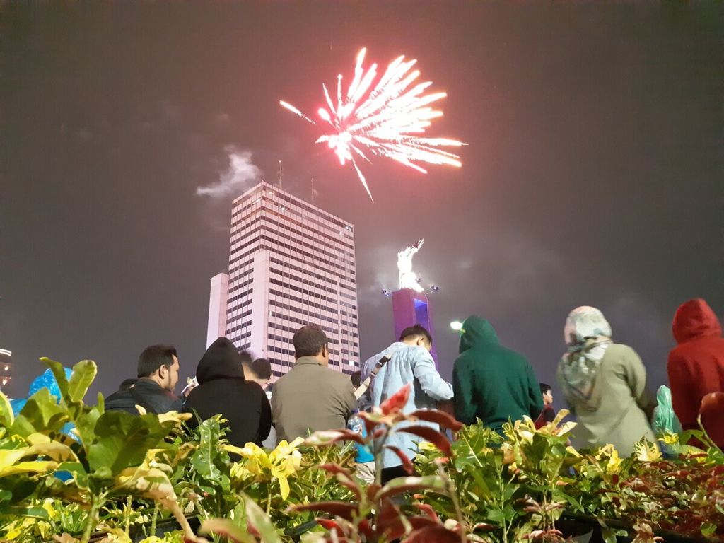 Kembang api saat malam Tahun Baru 2019 di Bundaran Hotel Indonesia, Jakarta Pusat.