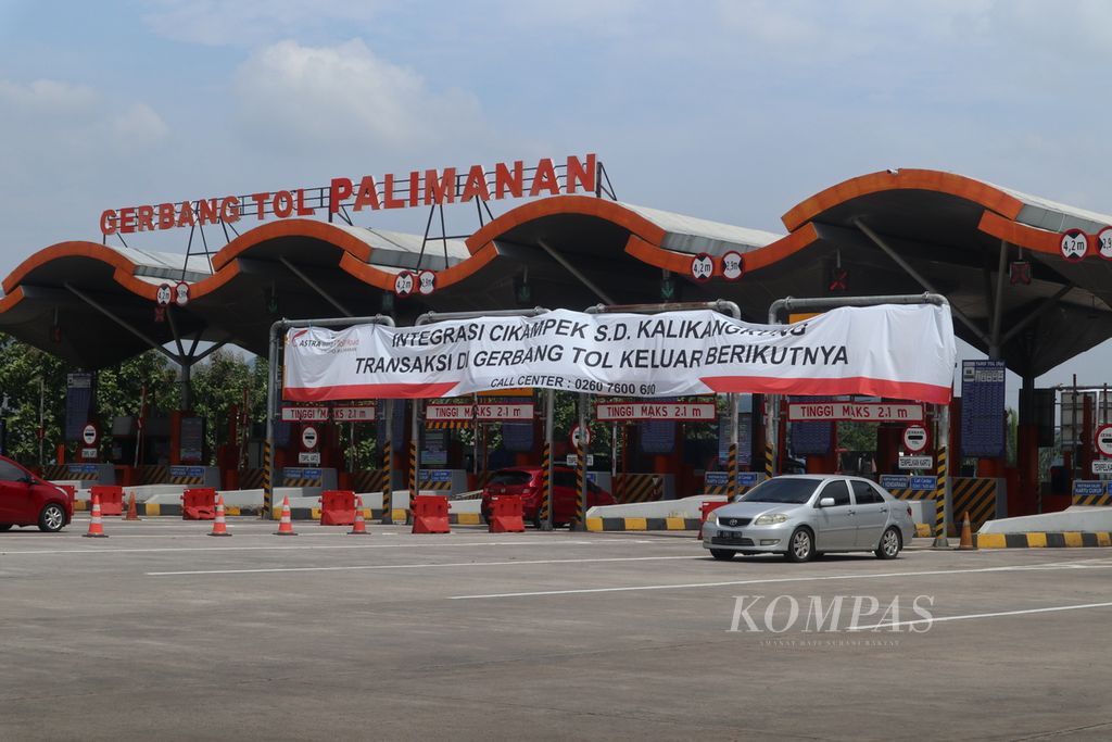 Kendaraan melintas di Gerbang Tol Palimanan, Kabupaten Cirebon, Jawa Barat, Selasa (26/4/2022).