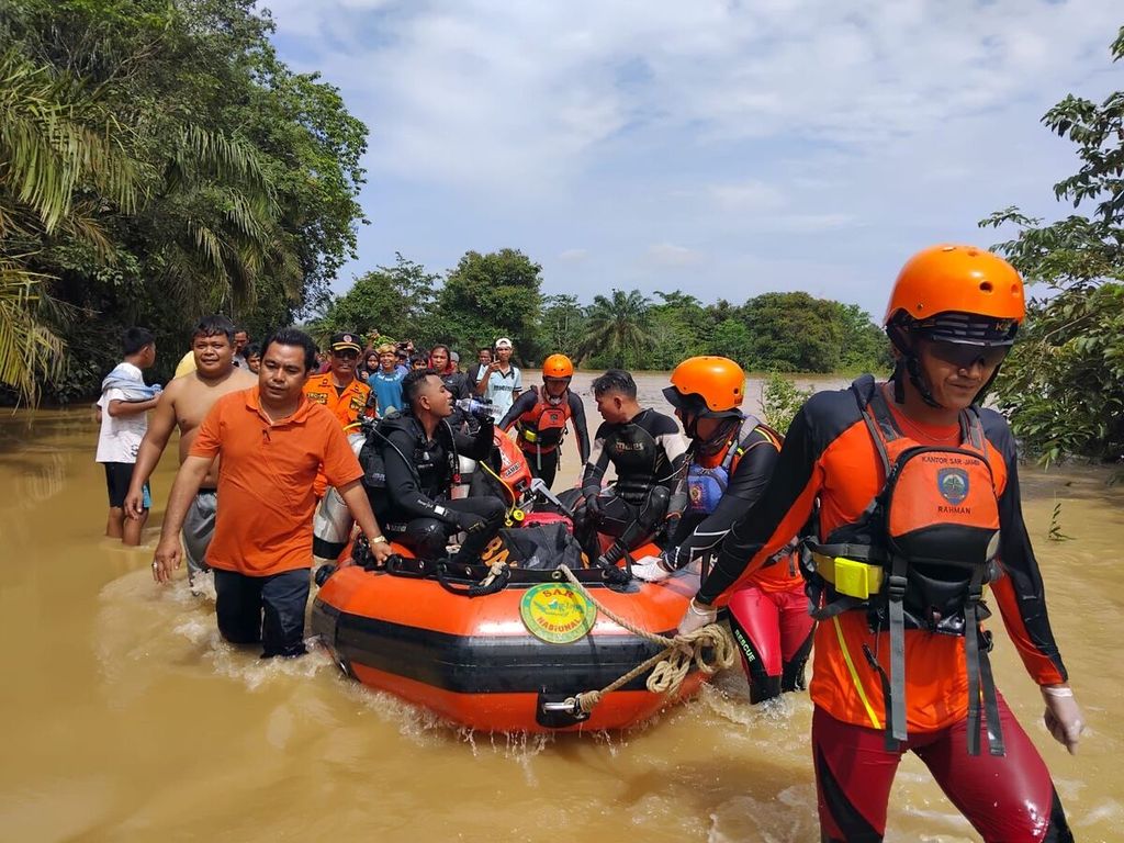Upaya pencarian korban hanyut di Sungai Batanghari, Kecamatan Muara Tembesi, Kabupaten Batanghari, Jambi, Sabtu (13/1/2024). 
