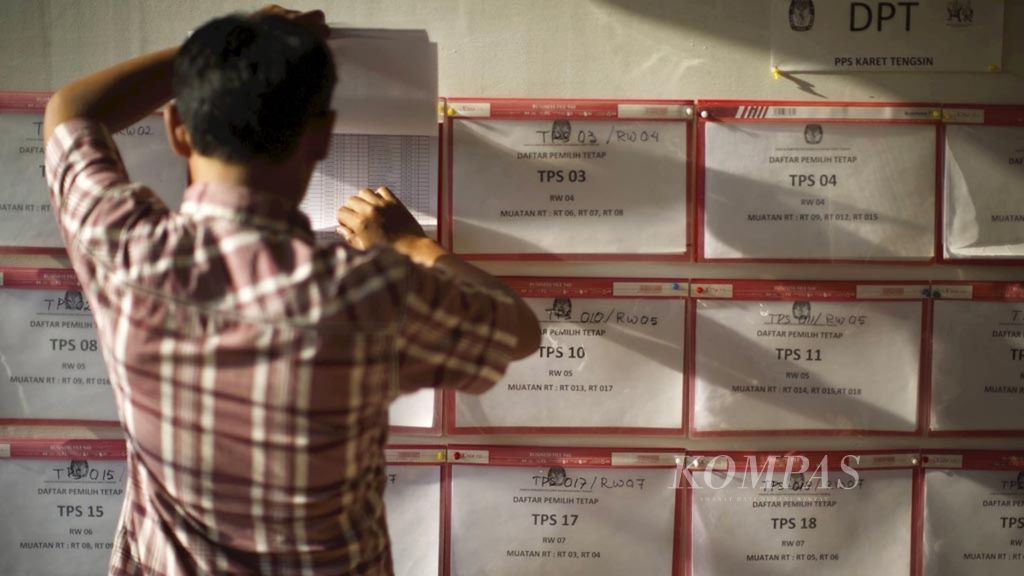 Illustration. Officials check the permanent voter list (DPT) on the Election Commission board (PPS) in Karet Tengsin, Tanah Abang, Central Jakarta, Monday (13/2). There are 28 polling stations in Karet Tengsin Village, and the logistics for the Jakarta gubernatorial election will be sent to the polling stations at 6 PM on Tuesday (14/2).