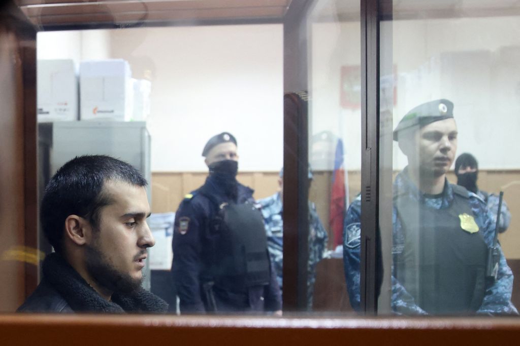Salah satu tersangka penyerangan Balai Kota Crocus, Dilomar Islomov, dibawa ke Pengadilan Moskwa, Rusia, Minggu (31/3/2024).
