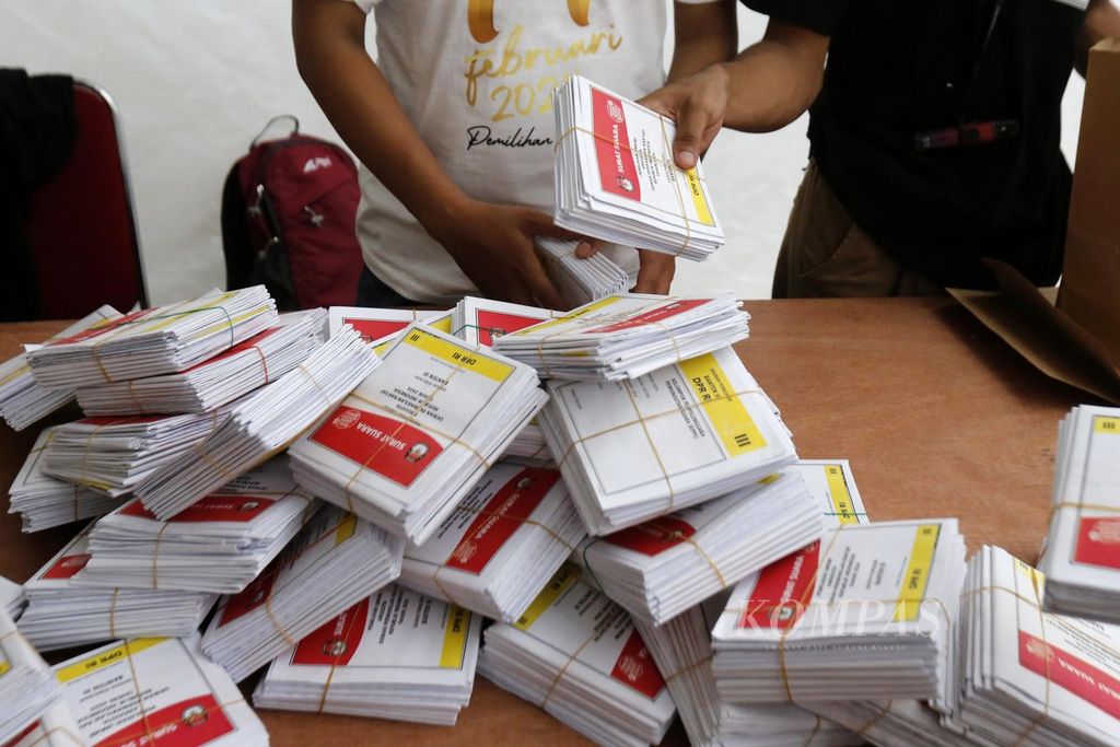 Petugas memeriksa kelengkapan logistik Pemilu 2024 sebelum dimasukkan ke dalam kotak suara di gudang logistik Pemilu KPU Kota Tangerang Selatan di kawasan Serpong, Tangsel, Banten, Kamis (1/2/2024). 
