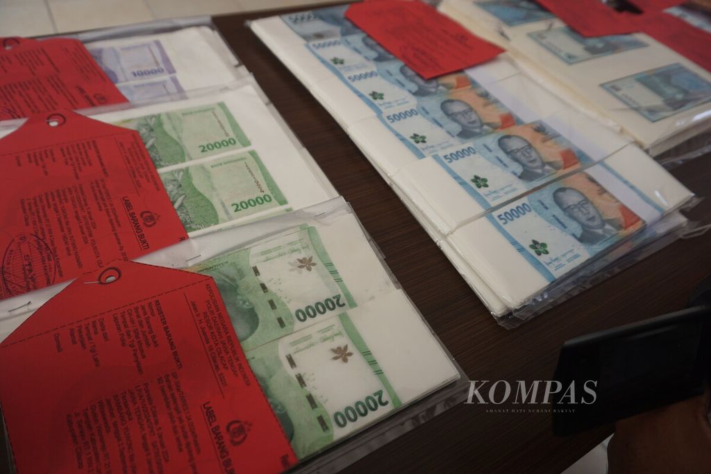 Polresta Cilacap menangkap pelaku pembuat uang palsu menggunakan kertas roti. Ratusan lembar uang palsu disita Polresta Cilacap, Jawa Tengah (8/1/2024).