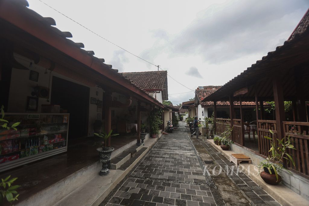 Suasana di Gang Rukunan, Kampung Wisata Purbayan, Kecamatan Kotagede, Yogyakarta, Senin (1/4/2024).