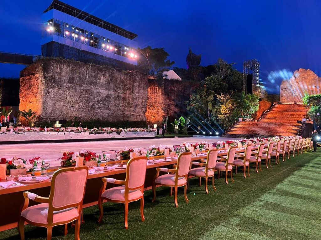 Persiapan jamuan makan malam kepada pemimpin negara-negara G20 dan undangan lainnya di kompleks Garuda Wisnu Kencana, Bali, Selasa (15/11/2022).