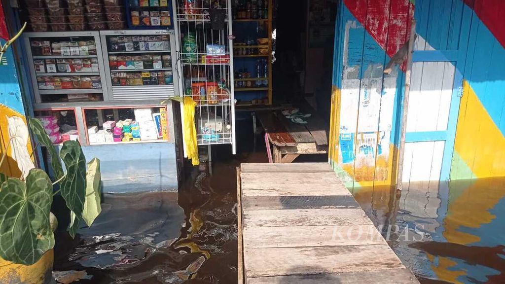 Banjir perlahan surut, tetapi tetap merendam sejumlah wilayah di Kabupaten Kotawaringin Barat, Kamis (3/11/2022).