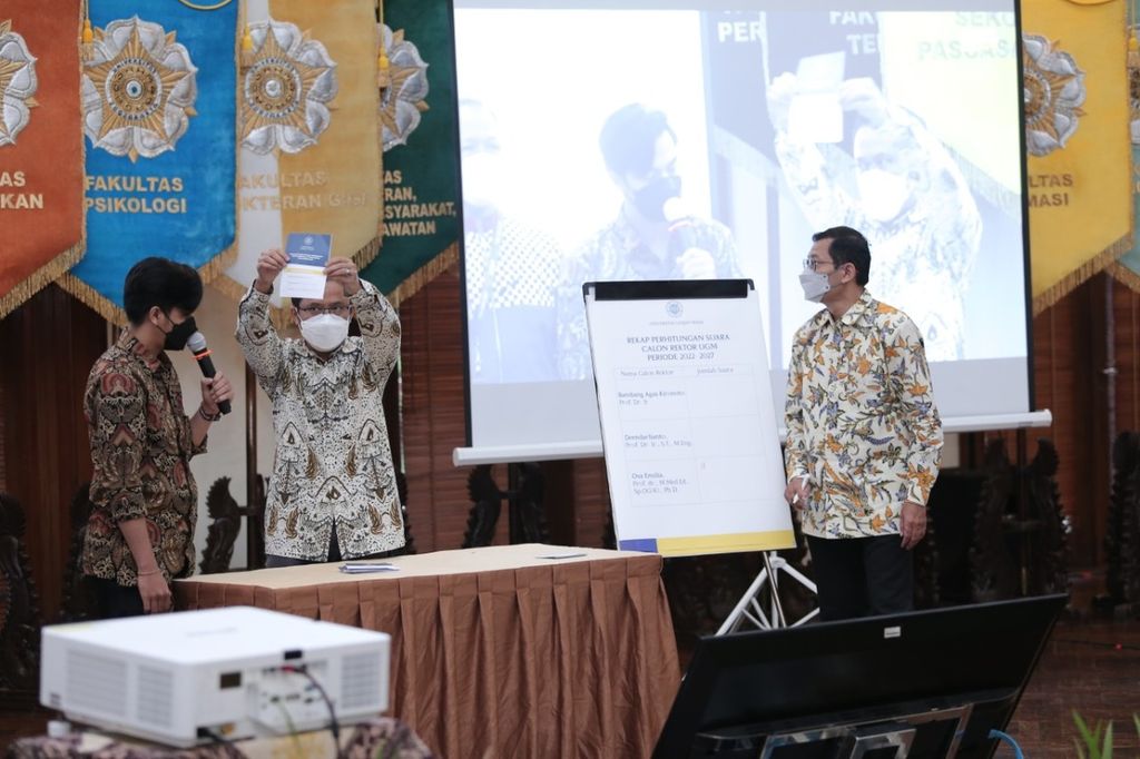Petugas menunjukkan surat suara dalam pemilihan Rektor UGM periode 2022-2027, Jumat (20/5/2022), di Balai Senat UGM, Kabupaten Sleman, Daerah Istimewa Yogyakarta. 