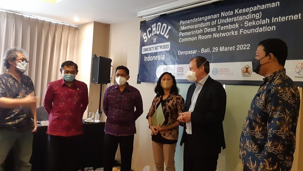 Wakil Duta Besar Inggris untuk Indonesia dan Timor Leste Rob Fenn (kedua, kanan) seusai acara penandatanganan nota kesepahaman tentang pengembangan internet berbasis komunitas di Desa Tembok, Kecamatan Tejakula, Kabupaten Buleleng, di Kota Denpasar, Bali, Selasa (29/3/2022).