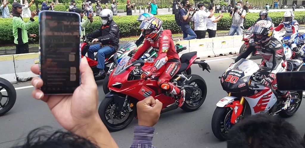 Pebalap MotoGP berparade melalui Jalan MH Thamrin, Jakarta Pusat, Rabu (16/3/2022).