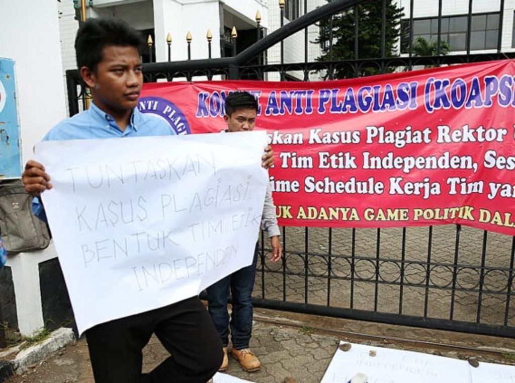Aktivis dari Komite Anti Plagiasi berunjuk rasa di depan Gedung Kementerian Agama, Jakarta, Rabu (27/5). 