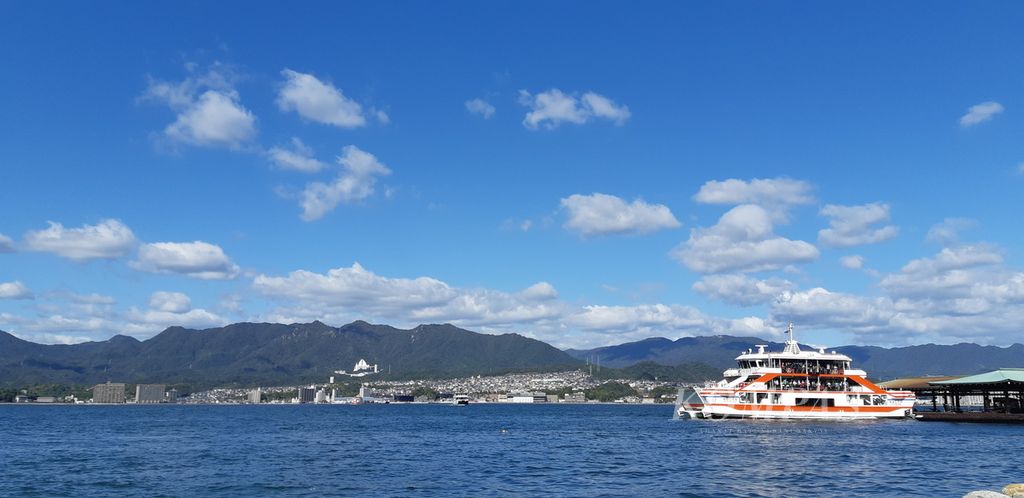 Pemandangan Pulau Miyajima di selatan Hiroshima, Jepang, akhir Oktober 2023.