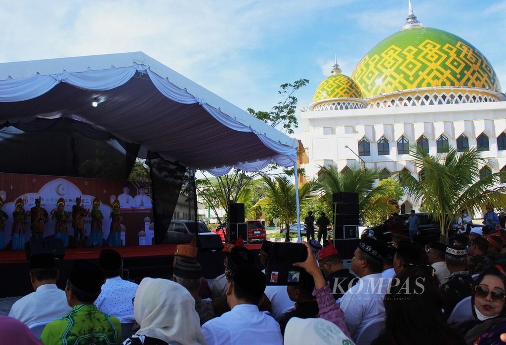 Iftar gathering at the Raya Darussalam Mosque and the opening of the Ramadhan Market in Palangkaraya City, Central Kalimantan, Thursday (23/3/2023)..