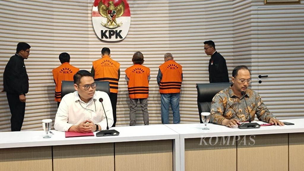 Direktur Penyidikan KPK Asep Guntur Rahayu dan Juru Bicara KPK Tessa Mahardhika Sugiarto (kanan) memberikan keterangan kepada wartawan terkait penetapan lima tersangka dalam kasus korupsi pengadaan tanah di wilayah Rorotan, Jakarta Utara, Rabu (18/9/2024).