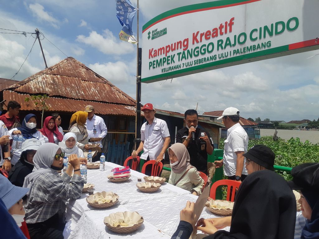 Sejumlah siswa dari SMA Mutiara Bunda, Bandung, Jawa Barat tampak antusias mengikuti lomba makan pempek di Kampung Kreatif Pempek Tanggo Rajo Cindo, Kelurahan Tujuh Ulu, Kecamatan Seberang Ulu I Palembang, Rabu (22/2/2023). 