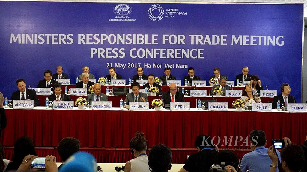 Menteri perdagangan negara-negara anggota Kerja Sama Ekonomi Asia Pasific (APEC) memberikan keterangan kepada wartawan terkait pertemuan ke-23 di Hanoi, Vietnam, Minggu (21/5). Para menteri, antara lain, sepakat meningkatkan kemampuan ekonomi APEC untuk berpartisipasi dalam negosiasi perdagangan bebas yang berkualitas pada masa depan.