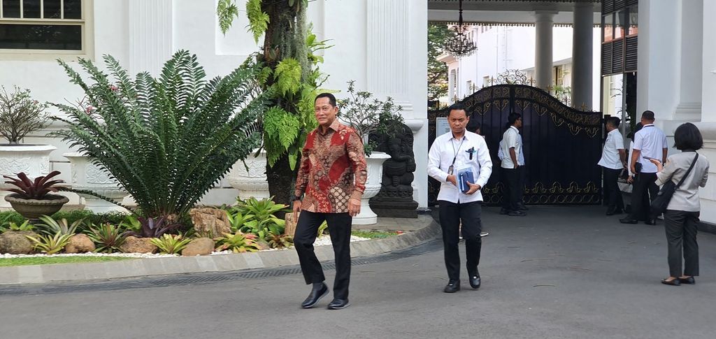 Kepala Bulog Budi Waseso berjalan meninggalkan Kompeks Istana Kepresidenan, Jakarta, Senin (9/10/2023), seusai mengikuti rapat tertutup terkait stabilisasi harga beras, jagung, dan gula.