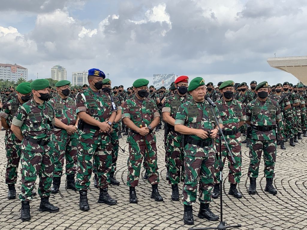 KSAD Jenderal (TNI) Dudung Abdurachman (tengah) dalam apel gelar pasukan TNI AD yang dihadiri lebih dari 2.500 prajurit dan komandan satuan tempur jajaran Komando Cadangan Strategis Angkatan Darat (Kostrad), Komando Pasukan Khusus (Kopassus), dan Kodam Jayakarta yang berada di wilayah Jabodetabek di Lapangan Monas, Jakarta, Selasa (25/1/2022).