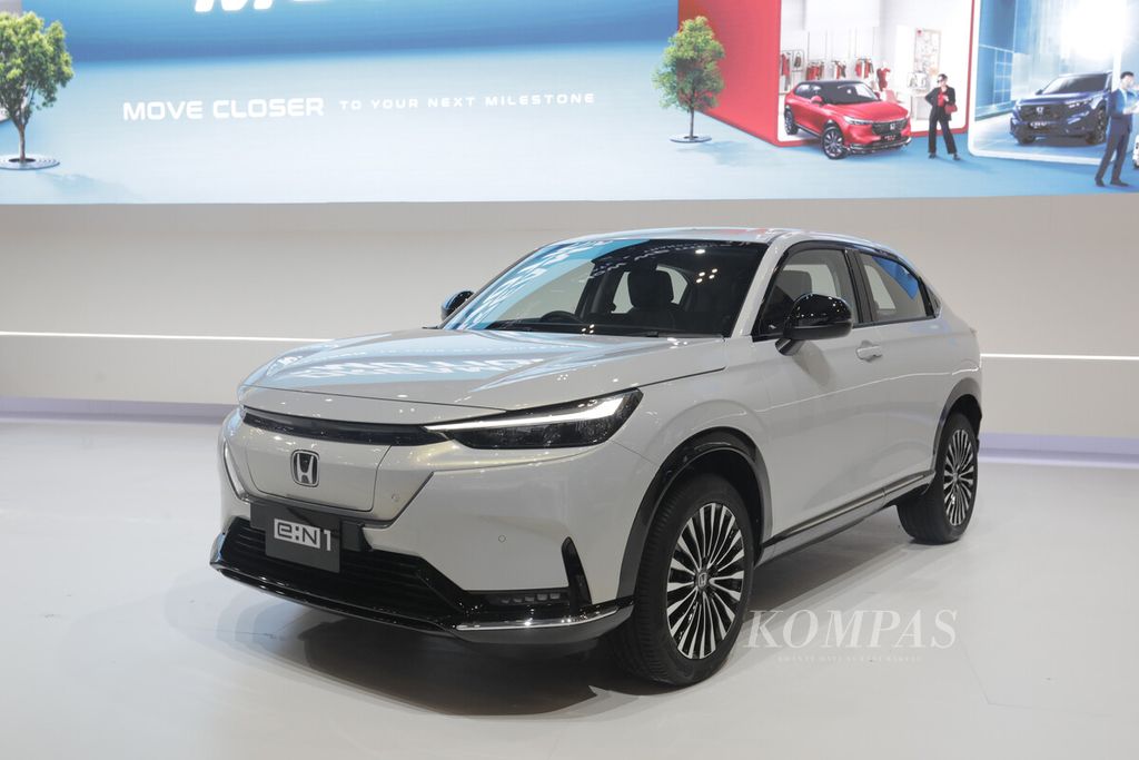 Honda e:N1 saat peluncuran di GIIAS 2024 di ICE BSD, Kabupaten Tangerang, Banten, Rabu (17/7/2024). Mobil bertenaga listrik murni ini menurut rencana diluncurkan pada 2025 dan akan menjadi mobil listrik pertama Honda di Indonesia.