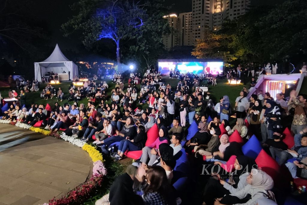 Penonton menikmati acara Come See Mie Fest 2023 di Hutan Kota Gelora Bung Karno, Jakarta, Jumat (1/12/2023). Acara perayaan 20 tahun Mie Sedaap itu menghadirkan bintang tamu salah satunya penyanyi Isyana Sarasvati.