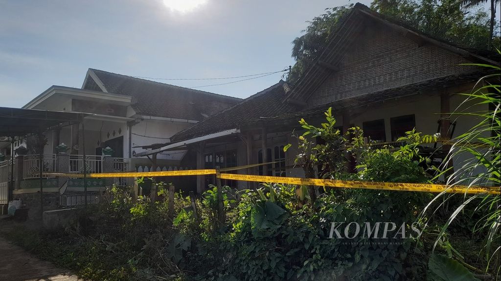 Garis polisi membentang di rumah milik Wurlin (70) yang ditemukan dalam kondisi tidak bernyawa di Dusun Manggisari, Desa Bocek, Kecamatan Karangploso, Kabupaten Malang, Jawa Timur, Selasa (7/6/2022)