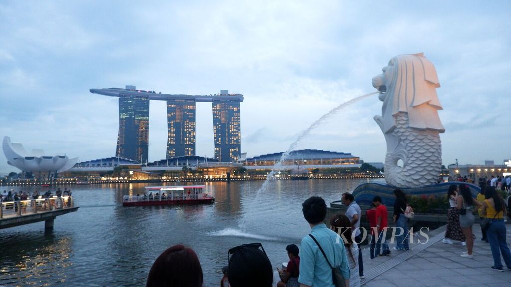 Wisatawan dari sejumlah negara memadati kawasan Taman Merlion di Singapura, Selasa (16/4/2024) sore.