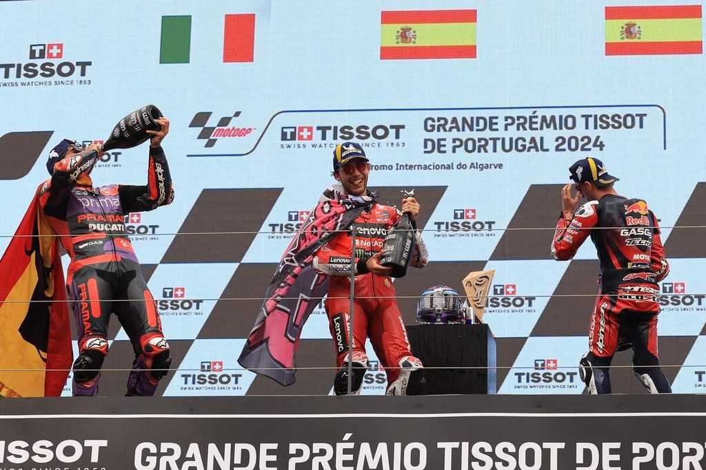 Para pemenang Grand Prix MotoGP seri Portugal (kiri ke kanan). Pebalap Prima Pramac Jorge Martin finis di posisi pertama, pebalap Ducati Lenovo Enea Bastianini finis kedua, dan pebalap Gasgas Tech3 Pedro Acosta finis ketiga, Minggu (24/3/2024). 