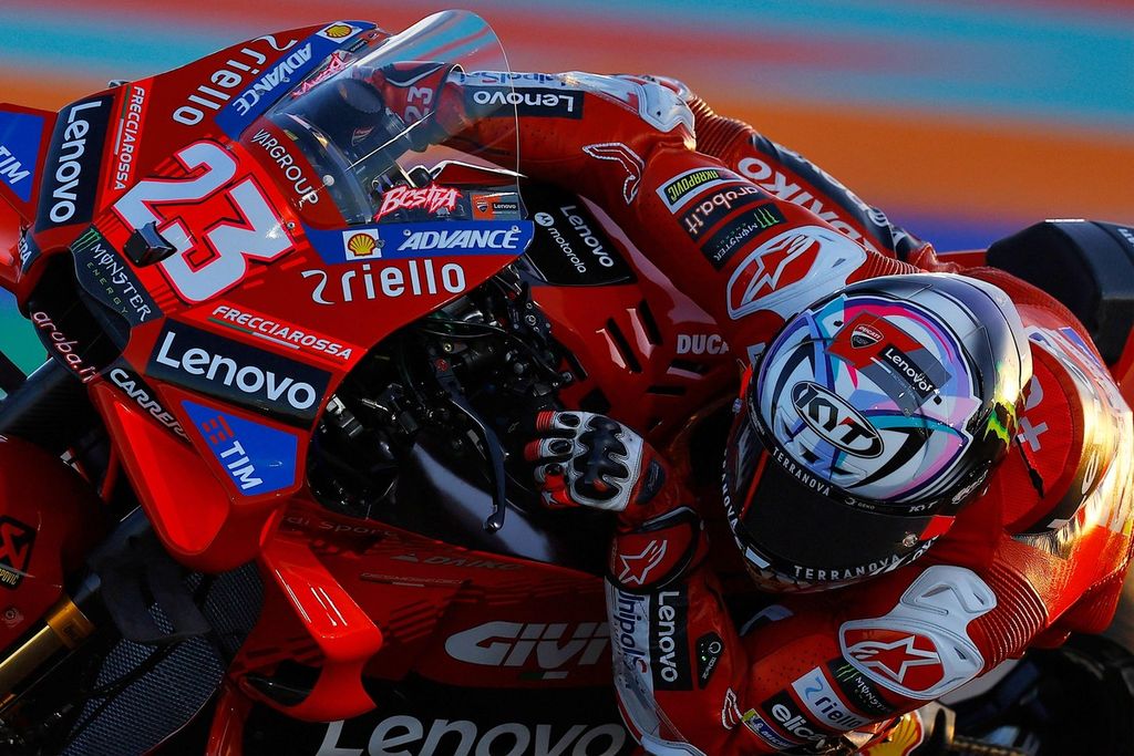 Pebalap Ducati, Enea Bastianini, memacu motornya saat tes pramusim MotoGP di Sirkuit Internasional Lusail, 19 Februari 2024.