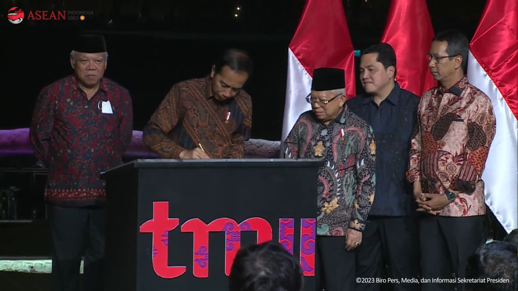 Presiden Joko Widodo saat menandatangani prasasti peresmian renovasi TMII di Jakarta, Jumat (1/9/2023) malam. Kepala Negara dalam sambutannya meyakini TMII akan menjadi ikon besar pariwisata Indonesia.