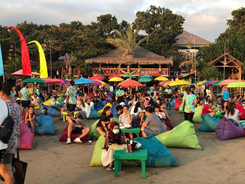 Suasana Pantai La Plancha, Badung, Bali, yang ramai wisatawan, akhir Agustus 2020.