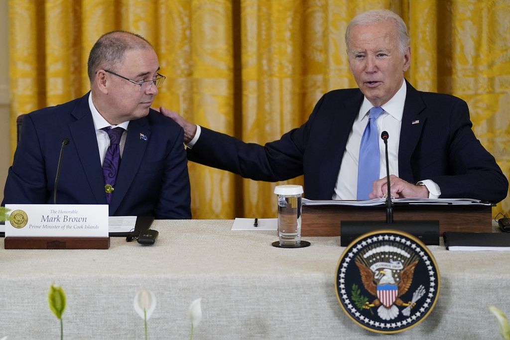 Presiden Amerika Serikat Joe Biden (kanan) dan Perdana Menteri Kepulauan Cook Mark Brown dalam pertemuan AS-Forum Kepulauan Pasifik (PIF), Senin (25/9/2023), di Washington DC, AS.