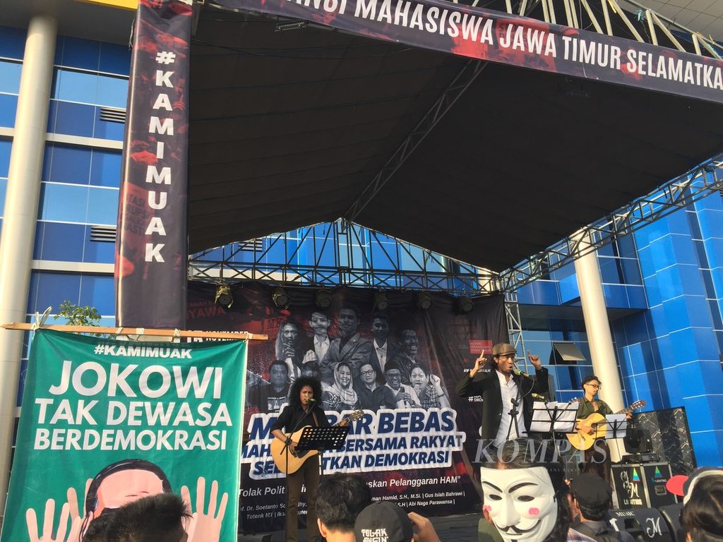 Musikalisasi puisi-puisi perjuangan saat Mimbar Bebas Mahasiswa Bersama Rakyat Selamatkan Demokrasi di Universitas Dr Soetomo (Unitomo), Surabaya, Jawa Timur, Rabu (15/11/2023).