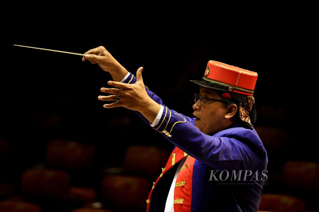 Konduktor memimpin penampilan Yogyakarta Royal Orchestra saat tampil dalam Konser Hari Penegakan Kedaulatan Negara di Aula Simfonia Jakarta, Jumat (1/3/2024). 