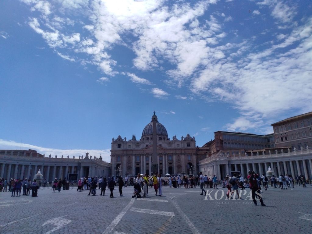 Umat dan para peziarah mulai memadati lapangan Basilika Santo Petrus sebelum upacara pengangkatan 14 kardinal berlangsung, Kamis (28/6/2018) di Vatikan, Roma, Italia.