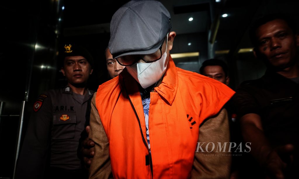 Supreme Court Judge of the Supreme Court (suspended) Gazalba Saleh being escorted to the detention car after his detention was exposed in the Corruption Eradication Commission (KPK), Jakarta, Thursday (30/11/2023).