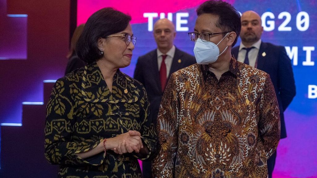 Finance Minister Sri Mulyani Indrawati (left) talks with Health Minister Budi Gunadi Sadikin after giving a press conference on their meeting ahead of the G20 Summit in Nusa Dua, Bali, on Saturday (12/11/2022). The meeting agreed the establishment of the Pandemic Fund, which aims to provide financial support for better handling of pandemics in the future.