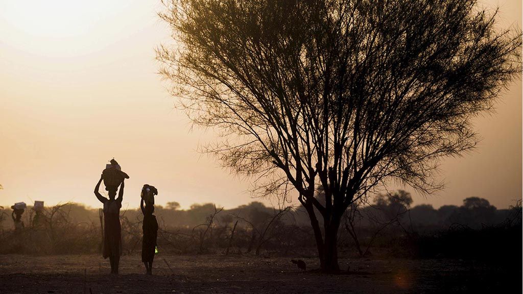 Dua perempuan  membawa makanan dari pusat penyaluran bantuan di Ngop, Negara Bagian Unity, Sudan Selatan, 10 Maret lalu. Dewan Pengungsi Norwegia (NRC) menyalurkan bantuan makanan kepada lebih dari 7.100 warga di Ngop. Sudan Selatan, negara termuda di dunia yang terbentuk setelah memisahkan diri dari Sudan, mengumumkan bencana kelaparan di sejumlah wilayah di Negara Bagian Unity.