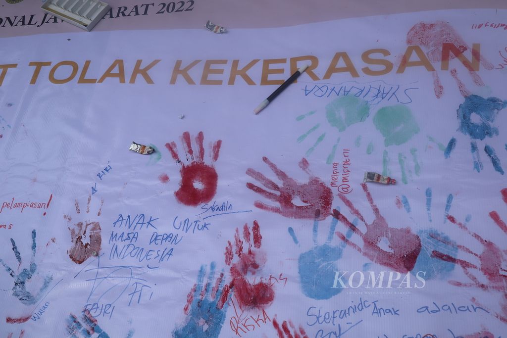 Potret cap telapak tangan sebagai tanda solidaritas untuk menghentikan kekerasan terhadap anak dalam peringatan Hari Anak Nasional tingkat Jawa Barat di Kabupaten Kuningan, Kamis (28/7/2022). Kekerasan, perundungan, hingga pelecehan masih menghantui anak-anak di Jabar.
