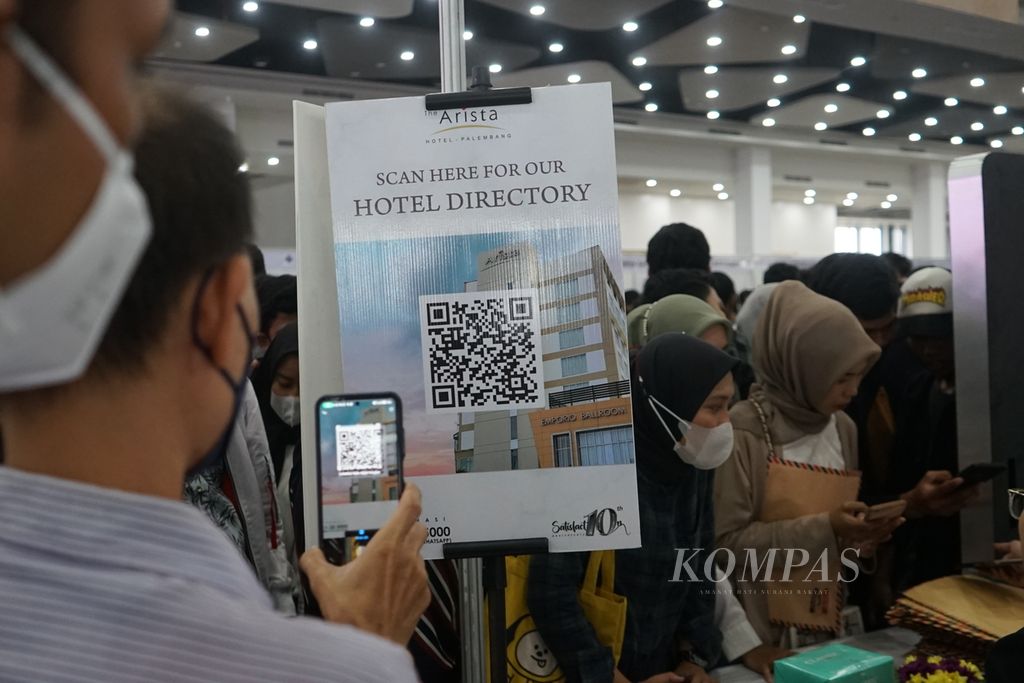 A number of job seekers are scanning barcodes at one of the hotel companies that opened vacancies in the job fair held in Palembang, South Sumatra, on Wednesday (7/6/2023). This job fair was held to commemorate the 22nd anniversary of the Association of All Indonesian City Governments. The unemployment rate in Palembang is still high, reaching 9 percent, and the unavailability of job opportunities is the main obstacle.