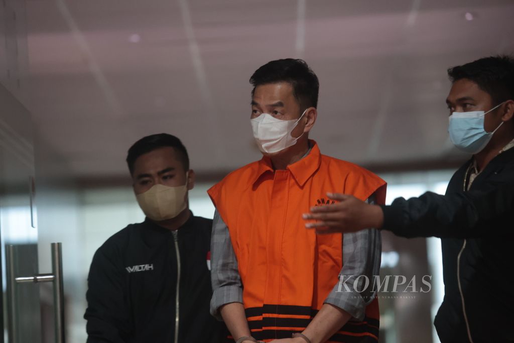 Tersangka dugaan tindak pidana korupsi suap pengadaan barang dan jasa di Basarnas tahun 2021 s/d 2023, Mulsunadi Gunawan, ditahan seusai diperiksa di Gedung KPK, Jakarta, Senin (31/7/2023).