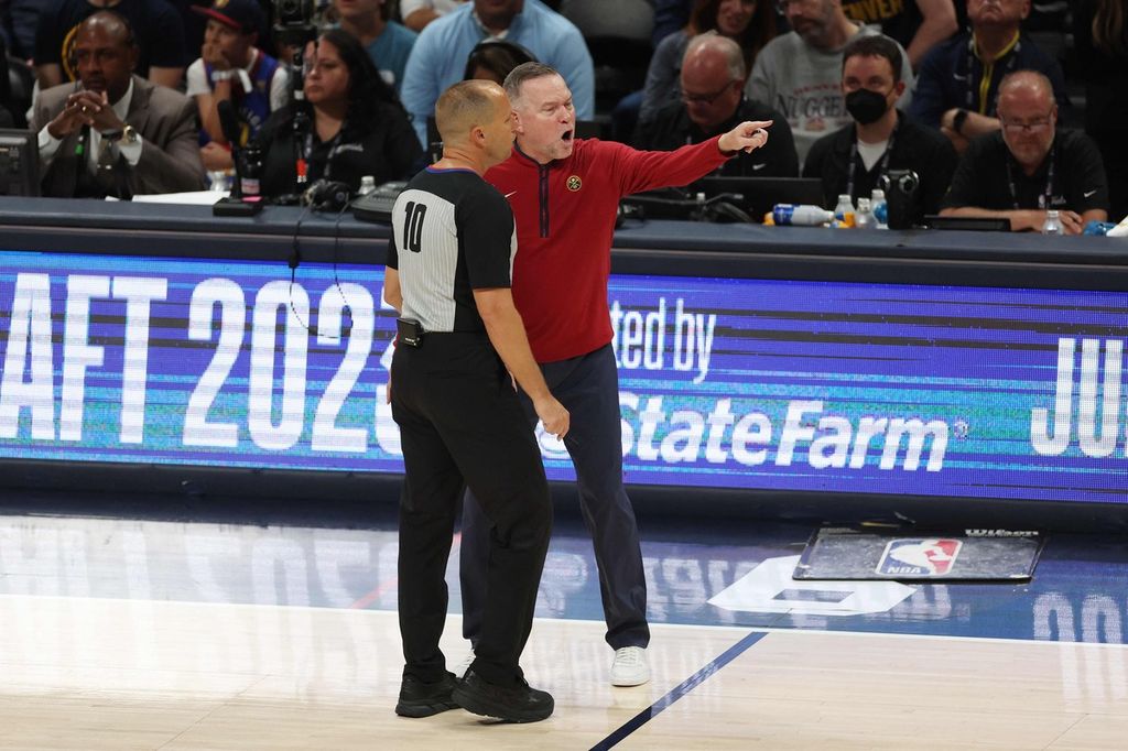 Pelatih Denver Nuggets, Michael Malone (kanan), berdebat dengan wasit, John Goble, pada laga kedua Final NBA 2023 antara Mami Heat dan Denver Nuggets di Ball Arena, Denver, Colorado, 4 Juni 2023.