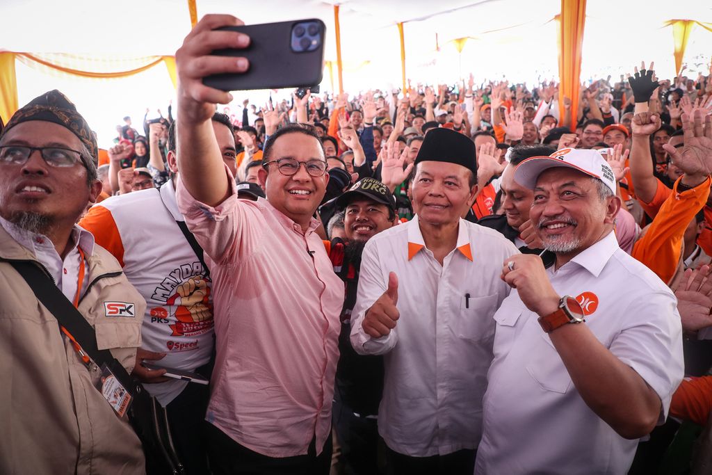 The potential presidential candidate of the Unity for Change Coalition (KPP), Anies Baswedan (second from the left), took a photo together with the Deputy Chairman of the Majelis Syura PKS, Hidayat Nur Wahid (second from the right), President of PKS Ahmad Syaikhu (right), as well as representatives of laborers and online motorcycle taxi drivers at the PKS central office in Jakarta on Saturday (6/5/2023).