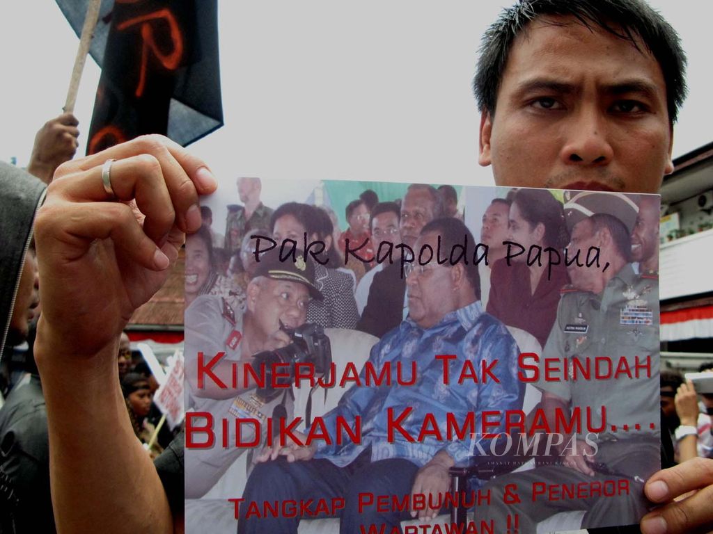 Para jurnalis di Jayapura yang tergabung dalam Solidaritas Jurnalis Penggugat Kekerasan, Senin (23/8/2010), menggelar aksi di Markas Polda Papua. Mereka mempertanyakan kasus pembunuhan jurnalis Merauke, Ardiansyah Matrais, yang penuh kejanggalan dan ditutup-tutupi.