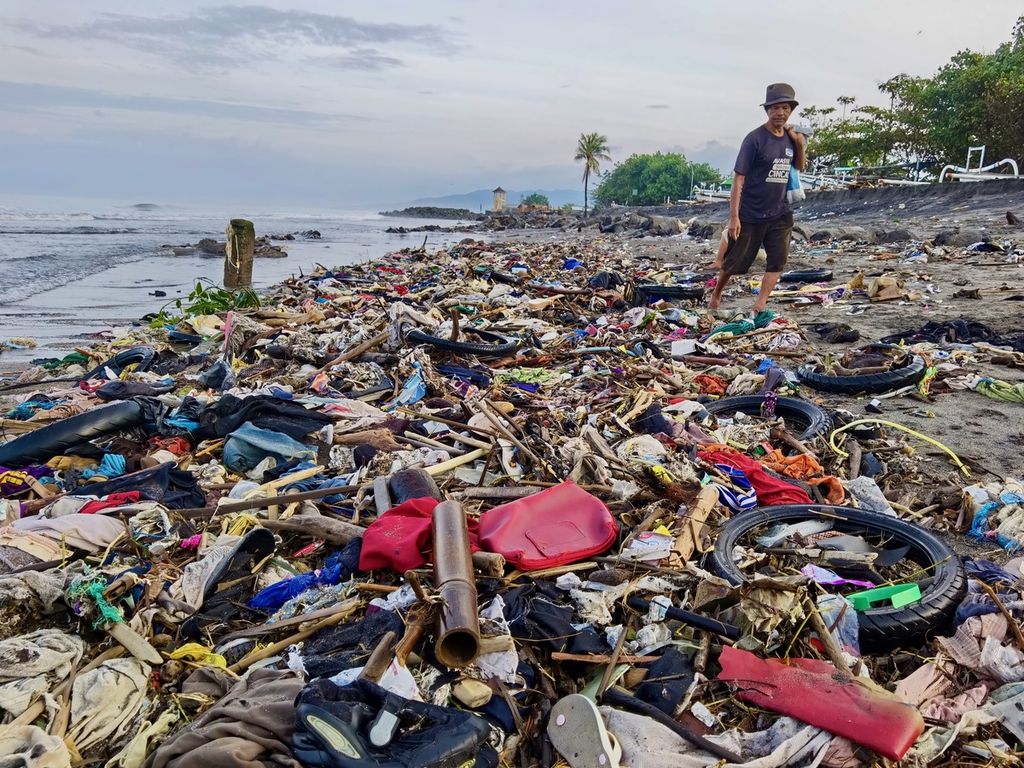 Berbagai jenis sampah mengotori Pantai Penghulu Agung, Kecamatan Ampenan, Kota Mataram, Nusa Tenggara Barat, Selasa (9/2/2021) pagi. 