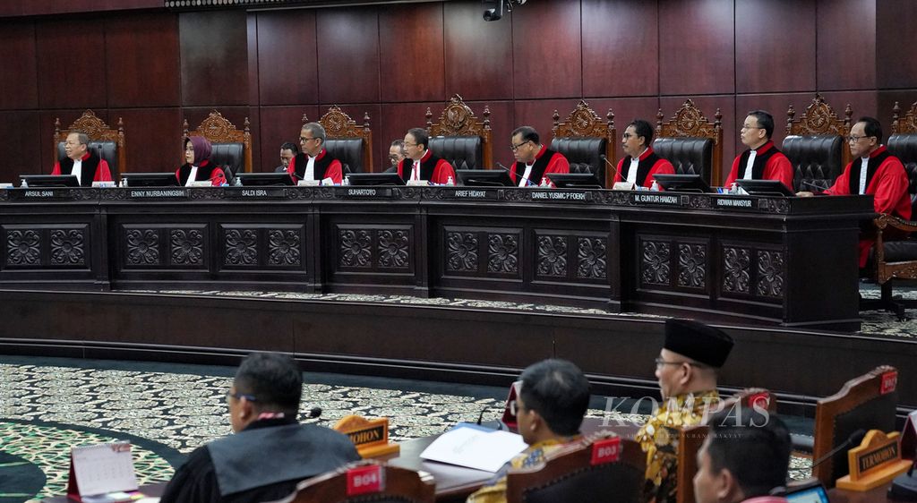 Para majelis hakim konstitusi menyimak permohonan pemohon saat digelar sidang pendahuluan perkara Perselisihan Hasil Pemilihan Umum Pemilihan Presiden dalam Pemilu 2024 di Mahkamah Konstitusi, Jakarta, Rabu (27/3/2024).
